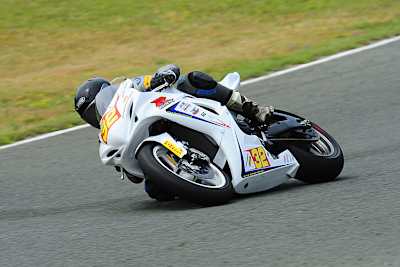 Jochen Rotter setzt auf seiner Suzuki die Siegesserie fort