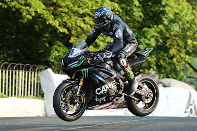 Ian Hutchinson beim Sprung über die berühmte Ballaugh Bridge