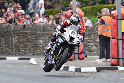 Michael Dunlop fliegt auf seiner Hawk BMW dem Sieg in der Senior-TT entgegen
