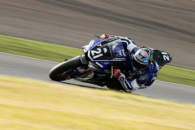 Suzuka-Debütant Alex Lowes hatte die Ehre das Motorrad über die Ziellinie zu steuern