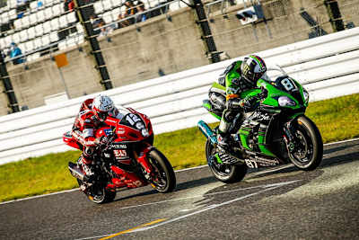 Noriyuki Haga (Yoshimura Suzuki) im harten Infight mit Leon Haslam (Team Green)