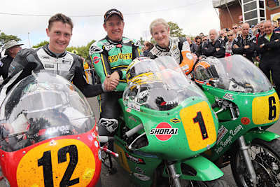 Gruppenbild mit Dame: Maria Costello, John McGuinness, Dean Harrison (vrnl.)