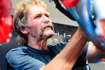 Hanspeter «Hämpu» Bolliger bei der Vorbereitung des Motorrades