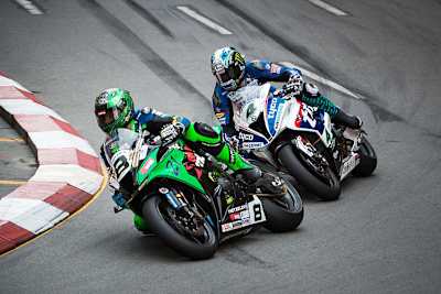 Horst Saiger (8) und Ian Hutchinson (4) beim Macau Motorcycle GP