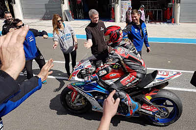 Didier Grams klatscht nach dem Zieleinlauf ab