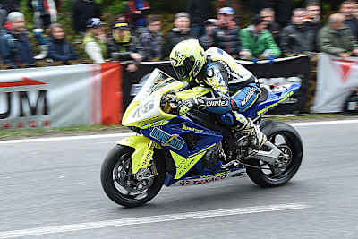 Wolfgang Gammer gibt seiner BMW S1000RR die Sporen