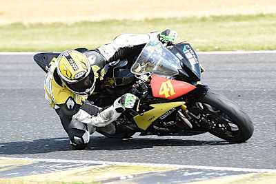 Auch mit der alten Yamaha R6 gehört Philipp Steinmayr zu den Favoriten der IOEM Superstock 600