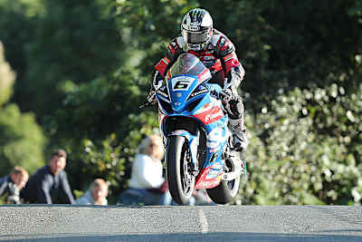 Michael Dunlop beim Sprung über die berühmte Ballaugh Bridge