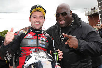 Michael Dunlop mit seinem Sponsor Carl Cox