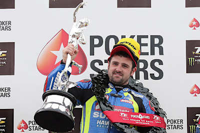 Michael Dunlop mit der wichtigsten Trophäe der Tourist Trophy