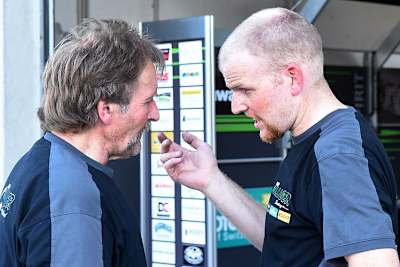 Hanspeter und Kevin Bolliger (vlnr.) legen die Strategie für das Rennen fest