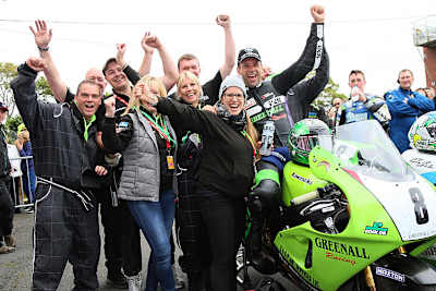 Ausgelassene Stimmung im Team von Greenall Racing nach Platz 3 durch Horst Saiger