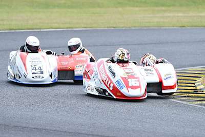 Ben und Tom Birchall vor ihren größten Konkurrenten Pekka Päivärinta/Kirsi Kainulainen