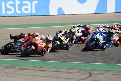 Marquez bremst sich in der erste Kurve an Lorenzo vorbei, beim Beschleunigen rutscht dem das Hinterrad weg