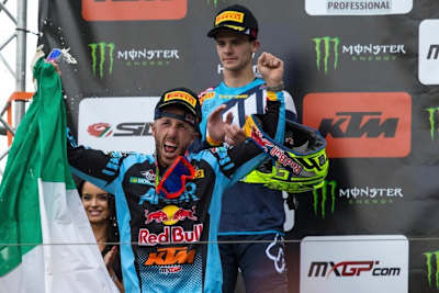 Tony Cairoli jubelt über den Tagessieg in Trentino