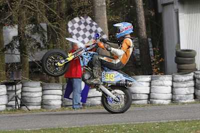 Mit einem Wheelie zur ÖM-Führung: Robert Gattinger