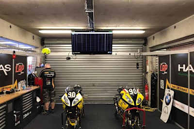 Die Motorräder blieben in den Boxen