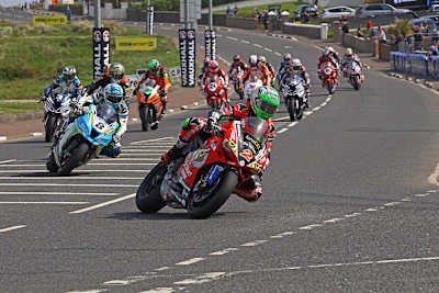 Auch das Hauptrennen wird eine Beute von Glenn Irwin (Ducati)