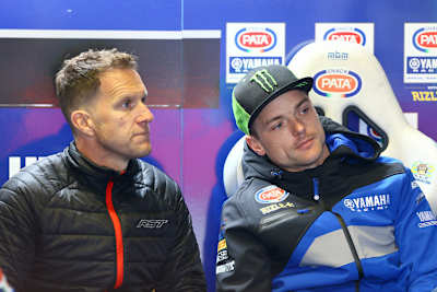 Der frühere SBK-Weltmeister Neil Hodgson (li.) an der Seite von Alex Lowes