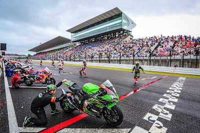 Das Rennen wird im Nassen gestartet