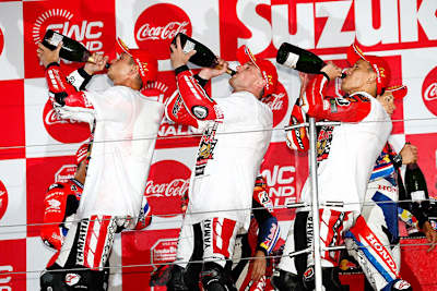 Van der Mark, Lowes, Nakasuga (vlnr.): Ein verdienter Schluck aus der Pulle