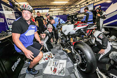 Nach dem Sturz von Canepa beseitigt die YART-Truppe die Unfallschäden