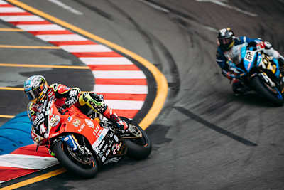 Ducati-Pilot John McGuinness vor Sam West (BMW)