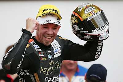 Berechtigter Jubel bei Peter Hickman nach seinem Sieg beim Macau GP