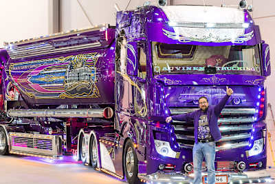 Super-Mercedes-Truck mit zwei Aufliegern 