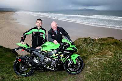 Glenn Irwin (li.) neben Renndirektor Mervyn Whyte