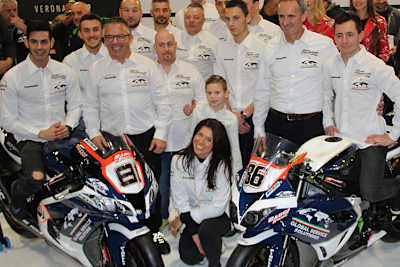 Jordi Torres (li. auf dem Motorrad), Lucio Pedercini (mit Brille) und Ayrton Badovini (re.)