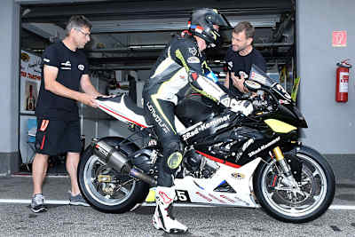 Herbert Kemmer (re.) gibt seinem Neffen Christopher Kemmer vor dessen Einsatz noch letzte Tipps