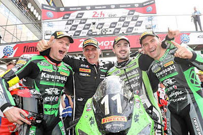 Erwan Nigon neben Jéremy Guarnoni, Teamchef Gilles Stafler und David Checa (vrnl.)