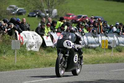 Auf seiner BSA Rocket 3 gewinnt Guy Martin beim Tandragee 100