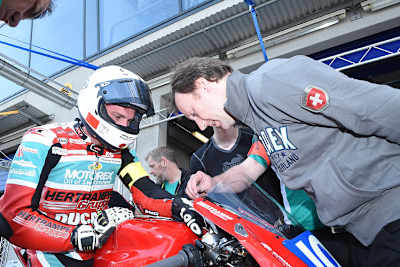 Denis Hertrampf (re.) will mit der Panigale V4R in die Endurance-WM