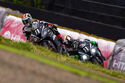Jonathan Rea (vorne) und Leon Haslam drehten in Suzuka fleißig ihre Runden