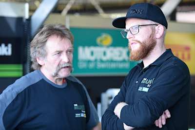 Kevin Bolliger (rechts neben Vater Hanspeter) wurde bei der Fahrersuche fündig