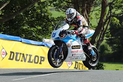 Der Brite Michael Rutter springt elegant über die Ballaugh Bridge
