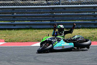 Nigel Walraven ist hilflos unter der Kawasaki gefangen