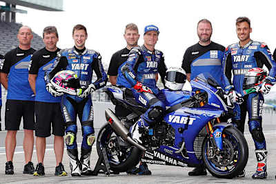 YART-Boss Mandy Kainz (2. von rechts) mit einem Teil seines Teams