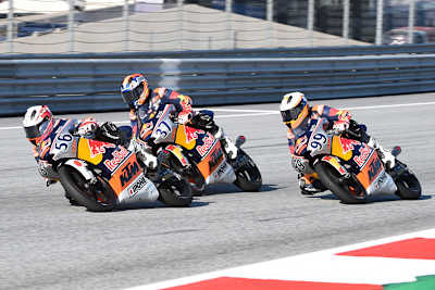 Haruki Noguchi (56), Pedro Acosta (37) und Carlos Tatay (99) im harten Infight