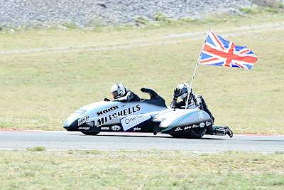 Ben und Tom Birchall feiern Sieg mit Union-Jack