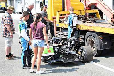 Einmal mehr musste das Gespann vom Abschleppwagen zurück an die Box gebracht werden