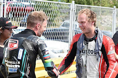 Sogar Weltmeister Ben Birchall (li.) gratuliert Lukas Wyssen zur tollen Leistung