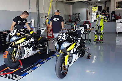 Die Motorräder stehen für den Pre-Test bereit