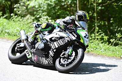 Seitenwagen-Passagier Manfred Wechselberger ist auch auf zwei Rädern flott unterwegs