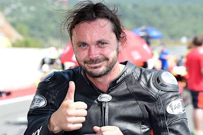 Daumen hoch bei Gerald Gruber für das Finale der IOEM Superstock 600 in Most