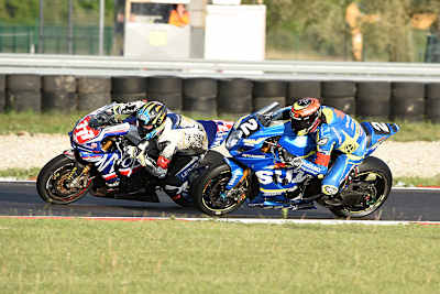 Philipp Steinmayr lässt in der Slowakei sein Können aufblitzen und überholt Gregg Black (2) auf der Außenspur