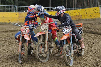 Perkhofer und Klein feiern den neuen MX2-Meister Marcel Stauffer