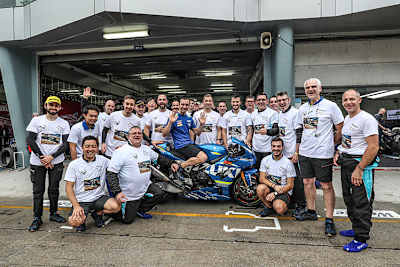 Emotionaler Abschied von Vincent Philippe (auf dem Motorrad sitzend), der in Sepang seine Karriere beendete